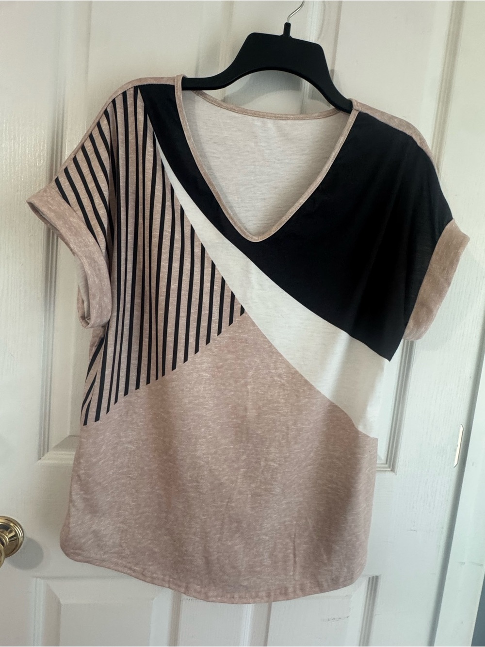 V-Neck Colorblock Short Sleeve Tee in Taupe, Black & White